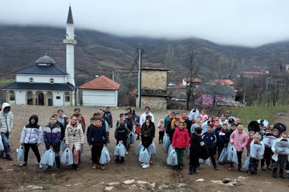 Децата от област Голо Бърдо бяха зарадвани с празнични пакети