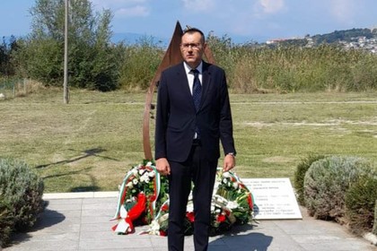 Поклонение пред паметника на загиналите българи при потъването на кораба „Илинден”  