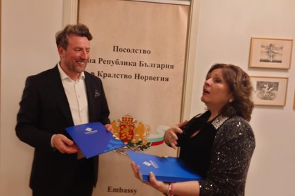 Посланик Иванова връчи благодарствени писма на участниците в тържествения концерт по повод Националния празник на Република България
