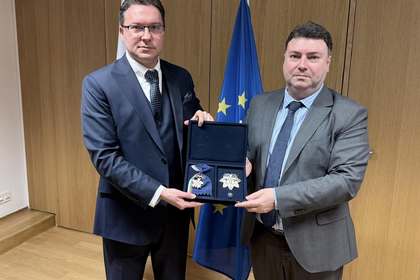 Министърът на вътрешните работи Даниел Митов връчи Почетно отличие “За доблест и заслуги” - I степен на МВР на постоянния представител на Република България към ЕС посланик Румен Александров