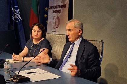 Посещение на генералния секретар на ОЧИС посланик Лазар Команеску в България