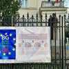 Изложбата „България и еврото“ бе експонирана на оградата на Посолството на Република България в Будапеща