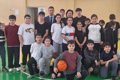 Посещение на посланик Николов в училище „Пейо Яворов“ по повод рождената дата на видния български поет