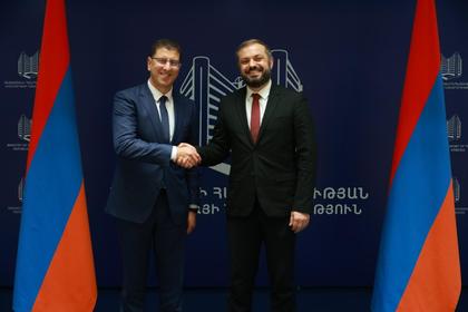 Проведена протоколна среща между посланика на Р България в Р Армения Никола Николов и министъра на икономиката Геворг Папоян