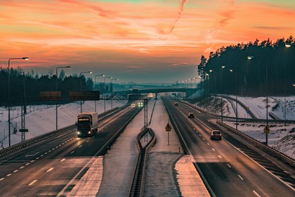 Заплащане на пътни такси от тежкотоварни автомобили посредством електронни устройства TAG