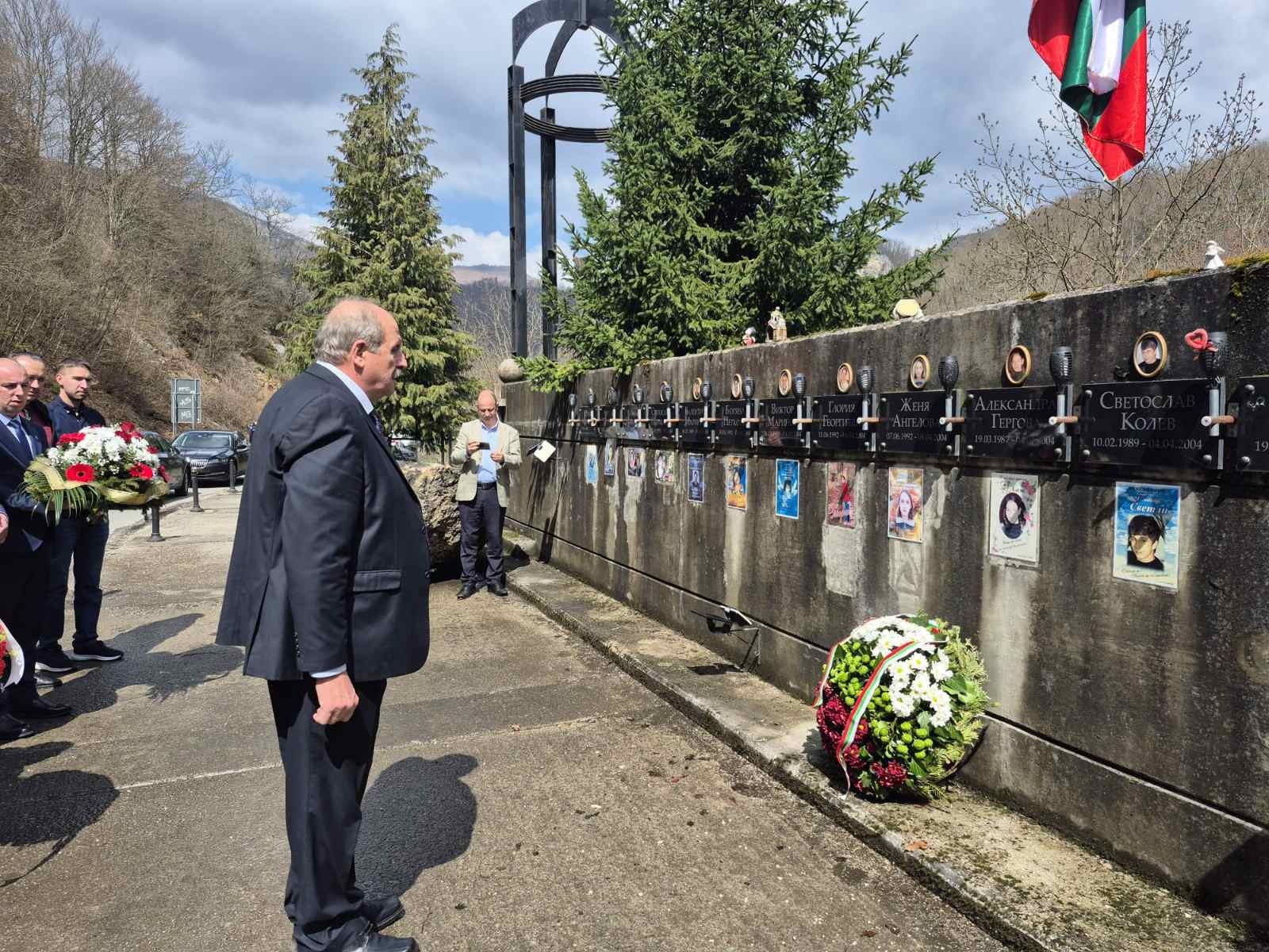 Възпоменателна церемония по повод 22-ата годишнина от трагедията при река Лим