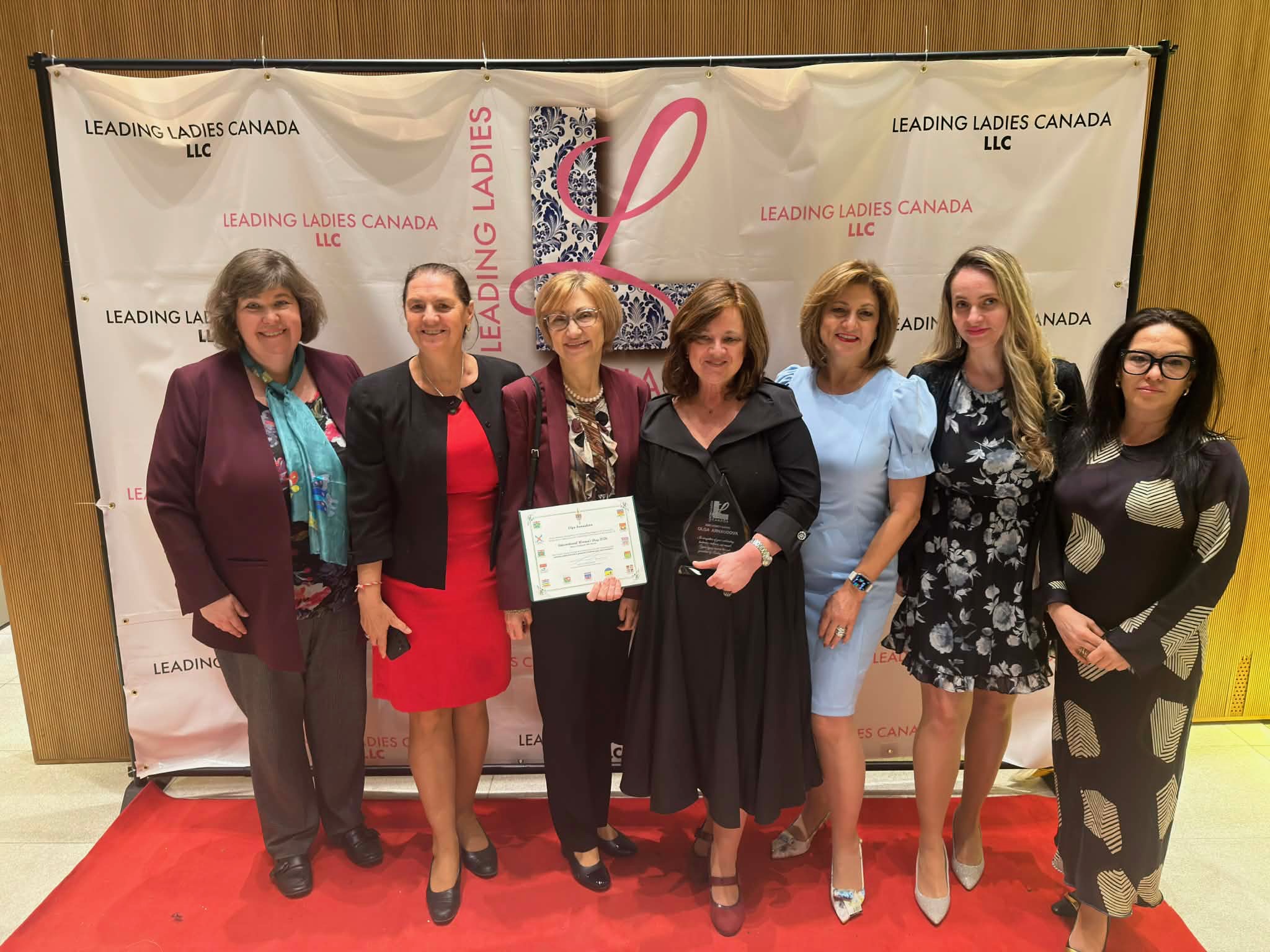 Награда от неправителствената организация “Leading Ladies Canada” за г-жа Олга Арнаудова - за изключително лидерство и пример за вдъхновение на следващите поколения жени-лидери