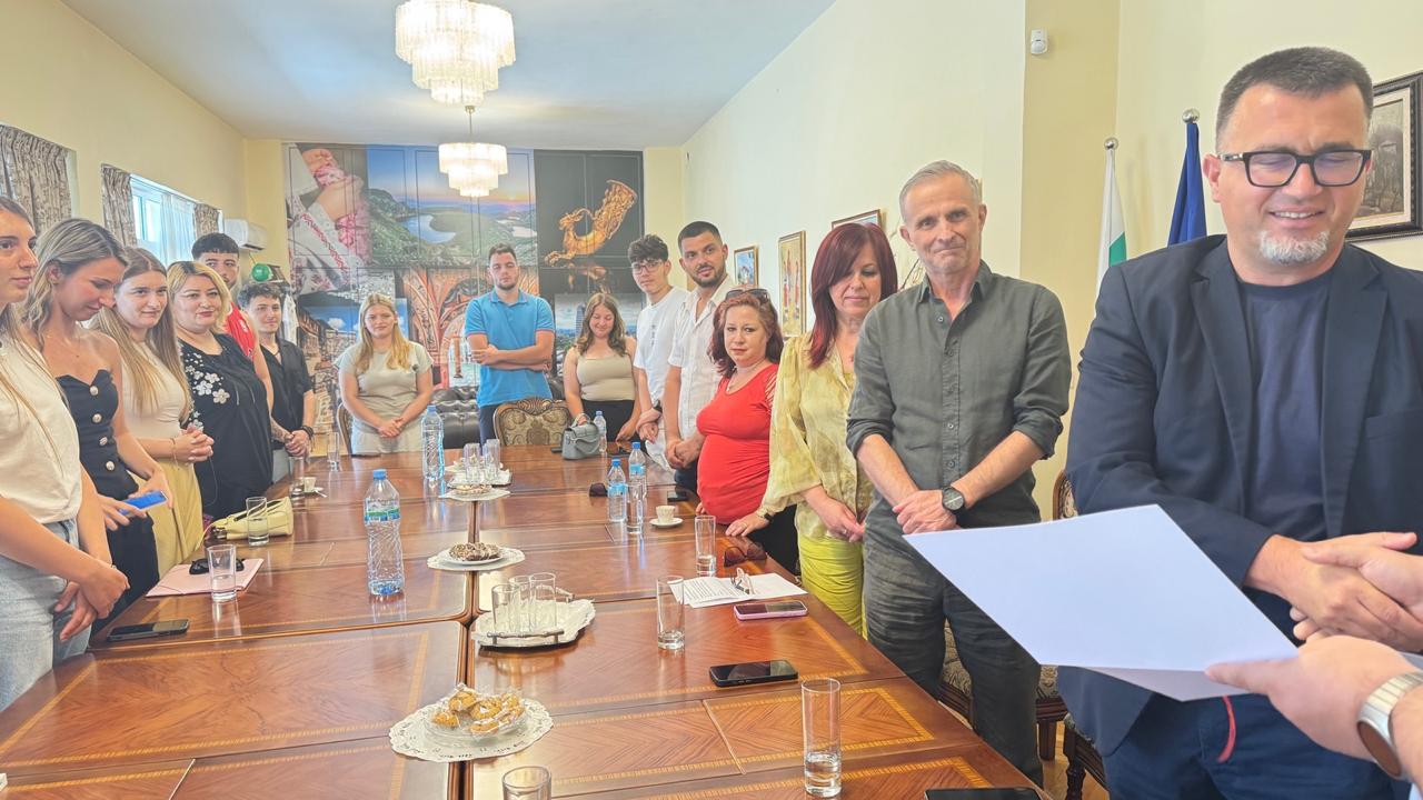 В Посолството на Република България в Тирана се проведе среща с участници в Лятното училище по български език и култура
