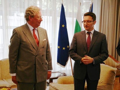 Minister Kristian Vigenin conferred the "Golden Laurel Bough" award on Ambassador Kaare Janson 