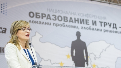 Министър Захариева: Издаваме все по-бързо визи за сезонни работници