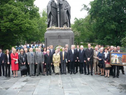 Посланик Бойко Коцев положи венец пред паметника на Св.Св. Кирил и Методий в Москва