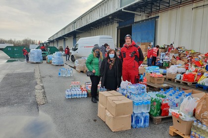 Посолството на България в Загреб дари вода и хранителни продукти за пострадалите от тежкото земетресение в град Петриня