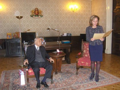 Връчване на почетния медал „Иван Вазов“ на ДАБЧ на Гарбис Папазян 