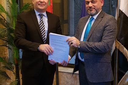 България финансира проект за закупуване на компютри за училища в иракския град Тузхурмату 