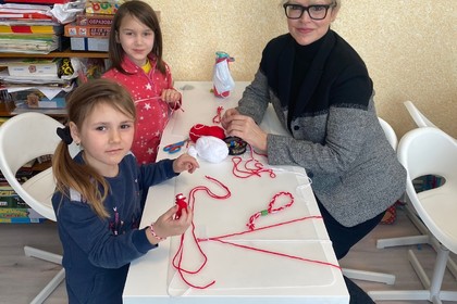 Ателие за мартеници в българското неделно училище „Св. Климент Охридски“ към българската източно православна църква „Св. Иван Рилски“ в Монреал 